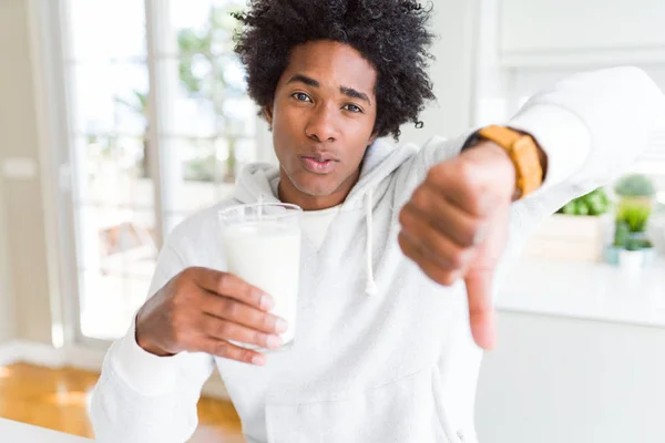 Afrikanisch Amerikanischer Mann Hält Und Trinkt Glas Milch Mit Wütendem — Stockfoto