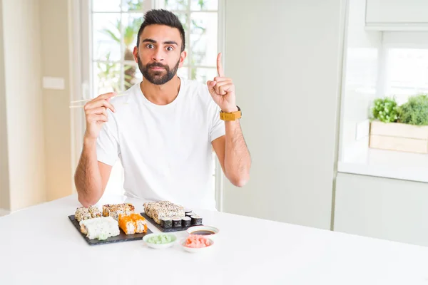 Hombre Hispano Guapo Comiendo Sushi Asiático Usando Palillos Sorprendidos Con — Foto de Stock