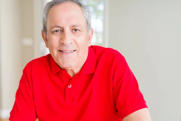 Bonito homem idoso sorrindo confiante — Fotografia de Stock