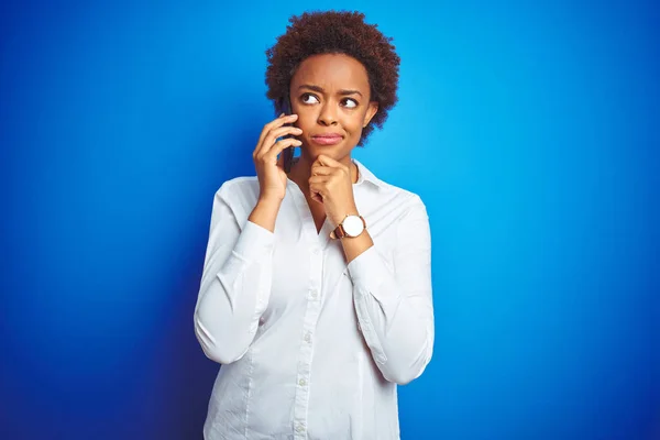 Afrikanische Amerikanerin Spricht Auf Dem Smartphone Über Blauen Isolierten Hintergrund — Stockfoto