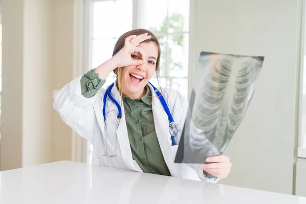 Mooie Jonge Dokter Vrouw Kijken Naar Borst Radiografie Met Gelukkig — Stockfoto
