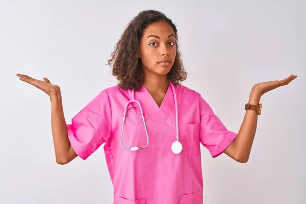 Junge Brasilianische Krankenschwester Mit Stethoskop Vor Isoliertem Weißem Hintergrund Ratlos — Stockfoto