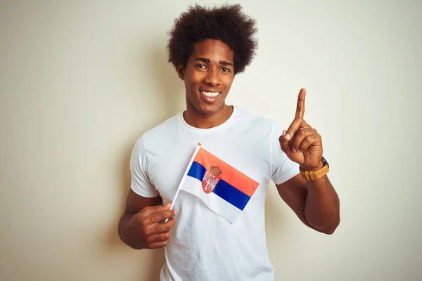 Młody Afro Amerykański Mężczyzna Gospodarstwa Serbia Serbska Flaga Stoi Białym — Zdjęcie stockowe