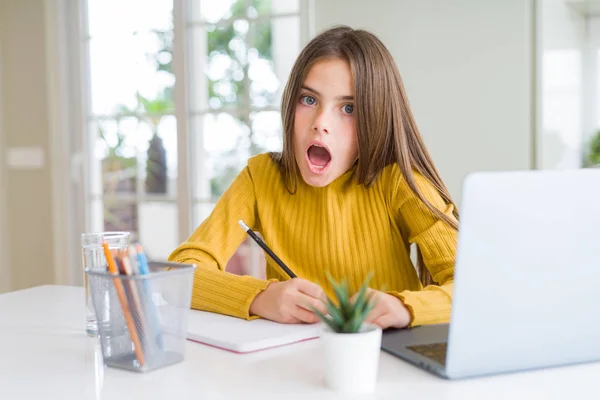 Hermosa Chica Joven Que Estudia Uso Ordenador Portátil Escribir Cuaderno — Foto de Stock