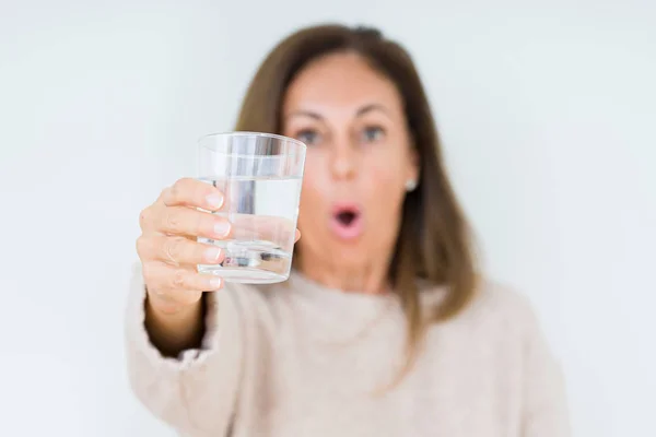 Medelålders Kvinna Dricka Glas Vatten Isolerade Bakgrund Rädd Chock Med — Stockfoto