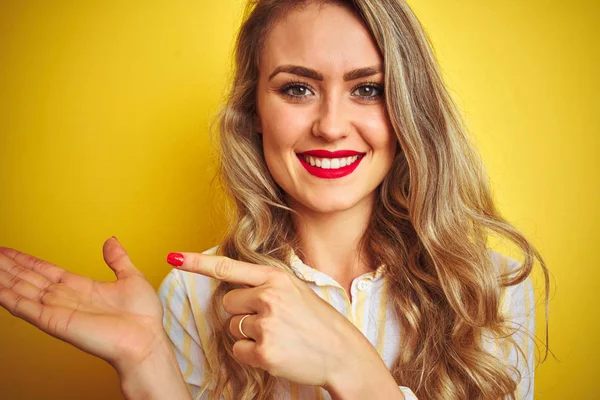 Jovem Bela Mulher Vestindo Listras Camisa Sobre Amarelo Isolado Fundo — Fotografia de Stock