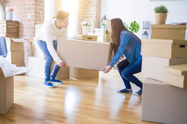 Hermosa Pareja Asiática Joven Mirando Feliz Sosteniendo Una Gran Caja — Foto de Stock