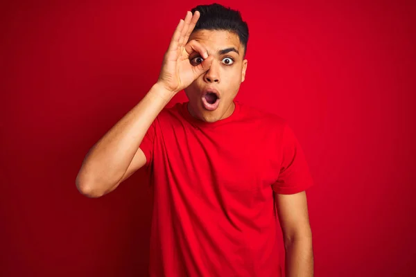 Jovem Brasileiro Vestindo Camiseta Sobre Fundo Vermelho Isolado Fazendo Gesto — Fotografia de Stock