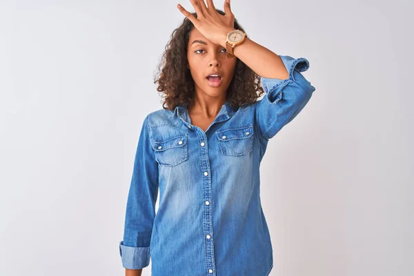 Jonge Braziliaanse Vrouw Dragen Denim Shirt Staande Geïsoleerde Witte Achtergrond — Stockfoto