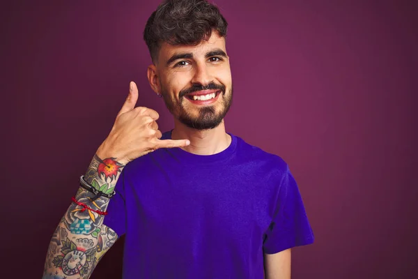 Jovem Com Tatuagem Vestindo Camiseta Sobre Fundo Roxo Isolado Sorrindo — Fotografia de Stock