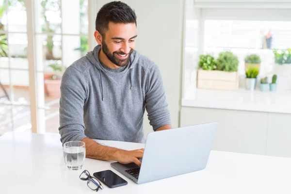 Hombre Hispano Guapo Trabajando Usando Computadora Portátil Con Una Cara — Foto de Stock