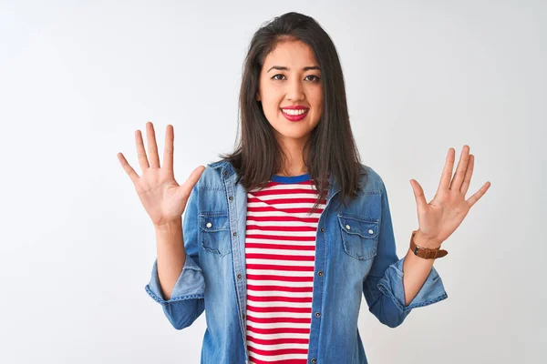 Jovem Chinesa Vestindo Camiseta Listrada Camisa Jeans Sobre Fundo Branco — Fotografia de Stock