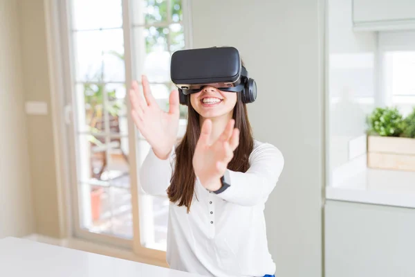Jovem Mulher Jogando Jogo Realidade Virtual Usando Óculos Simulação Headset — Fotografia de Stock