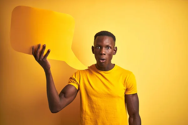 Jovem Afro Americano Segurando Bolha Fala Sobre Fundo Amarelo Isolado — Fotografia de Stock