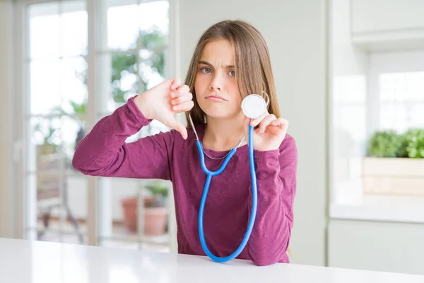 Güzel Genç Kız Kız Kızgın Yüz Ile Tıbbi Stetoskop Kullanarak — Stok fotoğraf