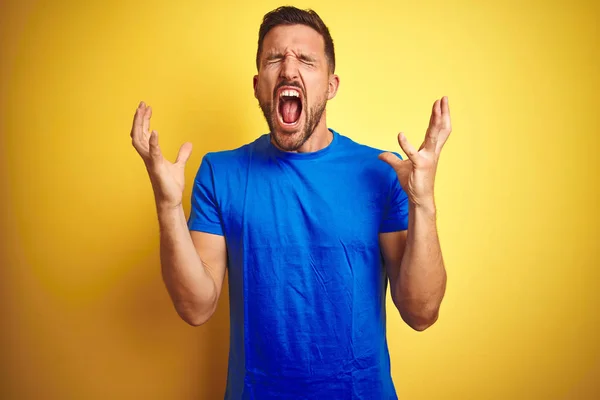 Jovem Homem Bonito Vestindo Casual Azul Camiseta Sobre Amarelo Isolado — Fotografia de Stock