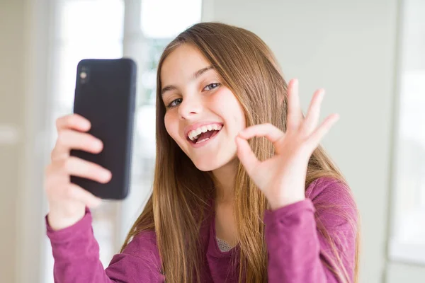 Beautiful Young Girl Kid Sending Message Using Smartphone Doing Sign — Stock Photo, Image