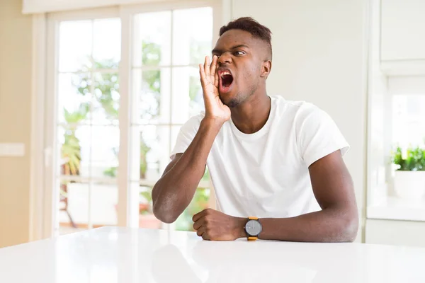 Przystojny African American Man Białym Stole Domu Krzycząc Krzyczeć Głośno — Zdjęcie stockowe
