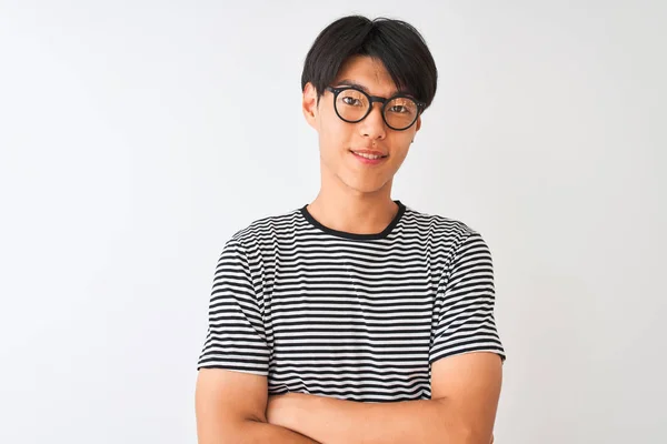 Hombre Chino Con Gafas Camiseta Rayas Marina Pie Sobre Fondo — Foto de Stock