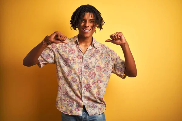 Afro Homem Com Dreadlocks Férias Vestindo Camisa Floral Sobre Fundo — Fotografia de Stock