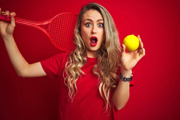 Jonge Sportwoman Tennis Spelen Met Racket Een Bal Rode Geïsoleerde — Stockfoto