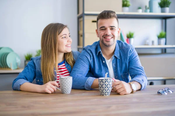 Ungt Par Tar Paus Dricka Kopp Kaffe Mycket Glad För — Stockfoto