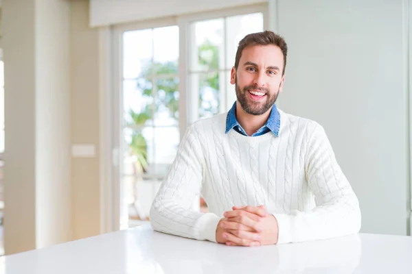 Schöner Mann, der positiv in die Kamera lächelt — Stockfoto