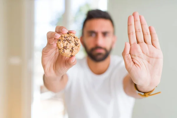 Bel Homme Hispanique Manger Des Biscuits Aux Pépites Chocolat Avec — Photo