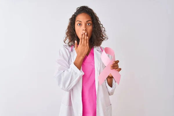 Młody Brazylijski Lekarz Kobieta Trzymając Raka Wstążka Białym Tle Pokrycie — Zdjęcie stockowe