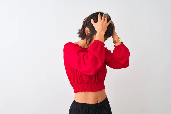 티셔츠를 아름다운 여성은 두통이 절실하고 통증과 편두통 때문에 스트레스를 고립된 — 스톡 사진