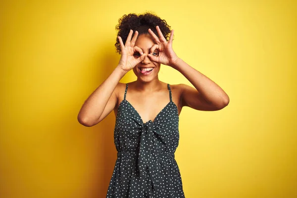 Africká Američanka Nosí Létě Neformální Zelené Šaty Přes Izolované Žluté — Stock fotografie