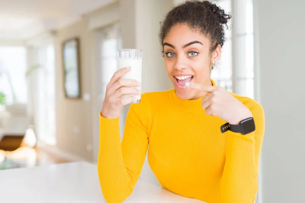 Junge Afrikanisch Amerikanische Frau Trinkt Ein Glas Frische Milch Sehr — Stockfoto