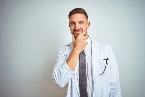 Der Junge Gut Aussehende Arzt Weißem Professorenmantel Vor Isoliertem Hintergrund — Stockfoto