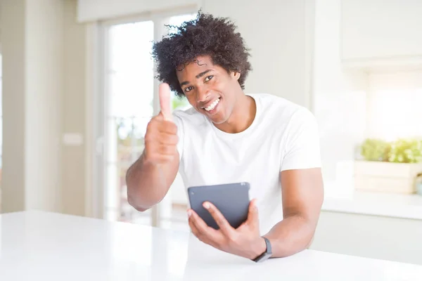 Afroamerický Muž Který Používá Touchpad Šťastný Velkým Úsměvem Dělá Dobře — Stock fotografie