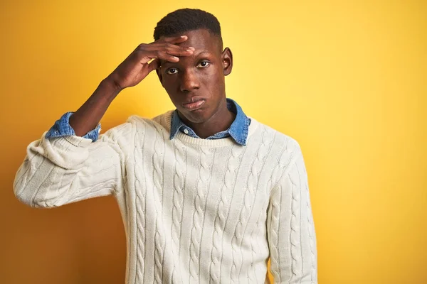 Hombre Afroamericano Vistiendo Camisa Mezclilla Suéter Blanco Sobre Fondo Amarillo — Foto de Stock