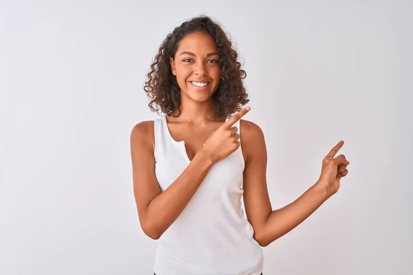 Mujer Brasileña Joven Con Camiseta Casual Pie Sobre Fondo Blanco —  Fotos de Stock