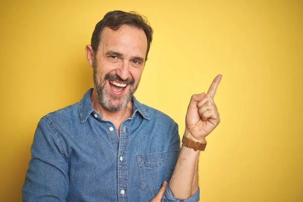 Knappe Middelbare Leeftijd Senior Man Met Grijze Haren Geïsoleerde Gele — Stockfoto