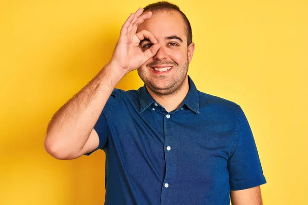 Jovem Vestindo Camisa Casual Jeans Sobre Fundo Amarelo Isolado Fazendo — Fotografia de Stock