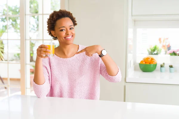 Jovem Afro Americana Pingando Suco Laranja Casa Com Rosto Surpresa — Fotografia de Stock