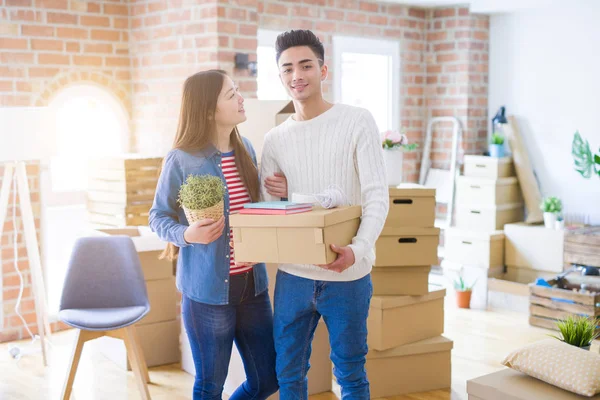 Mooie Jonge Aziatische Paar Zoek Gelukkig Glimlachend Opgewonden Verhuizen Naar — Stockfoto