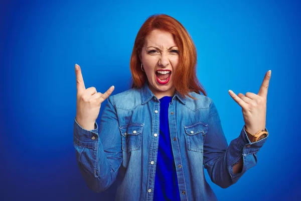 Jonge Mooie Redhead Vrouw Dragen Denim Shirt Staande Blauwe Geïsoleerde — Stockfoto