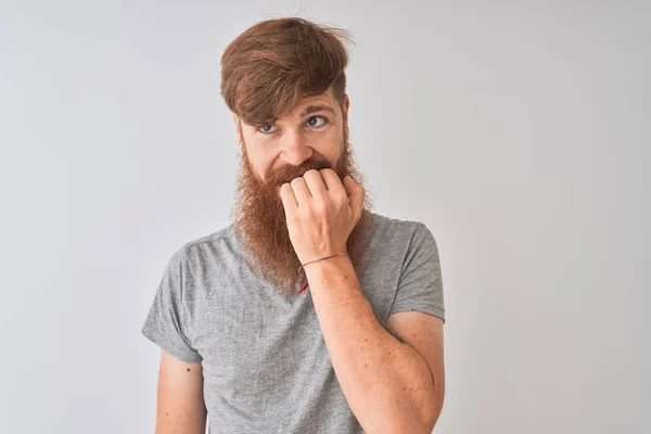 Giovane Rossa Irlandese Uomo Indossa Shirt Piedi Sopra Isolato Sfondo — Foto Stock