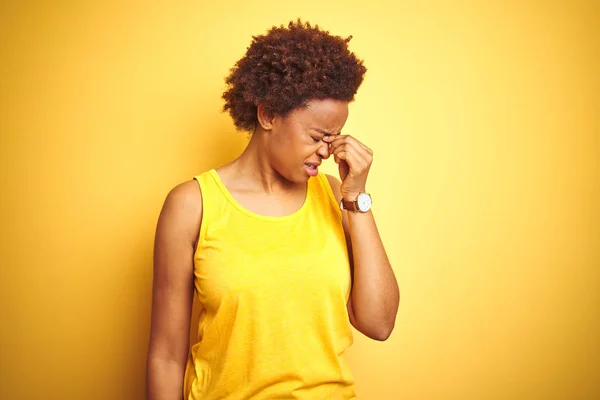 Beauitul Mujer Afroamericana Con Camiseta Verano Sobre Fondo Amarillo Aislado — Foto de Stock