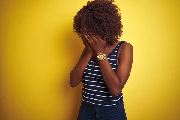 Jovem Afro Africana Vestindo Camiseta Listrada Sobre Fundo Amarelo Isolado — Fotografia de Stock