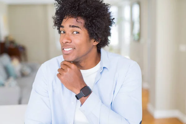 Hombre Afroamericano Casa Con Mano Barbilla Pensando Pregunta Expresión Pensativa — Foto de Stock