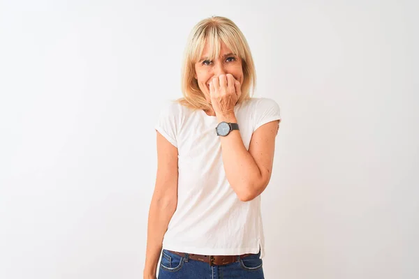 Femme Âge Moyen Portant Shirt Décontracté Debout Sur Fond Blanc — Photo
