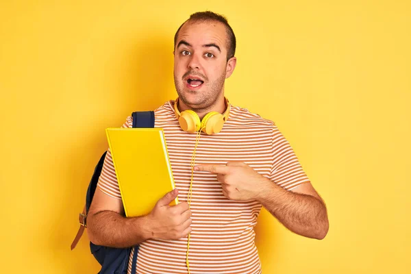 Student Man Bär Ryggsäck Hörlurar Holding Notebook Över Isolerad Gul — Stockfoto