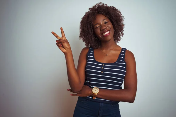 Jovem Afro Africana Vestindo Camiseta Listrada Sobre Fundo Branco Isolado — Fotografia de Stock