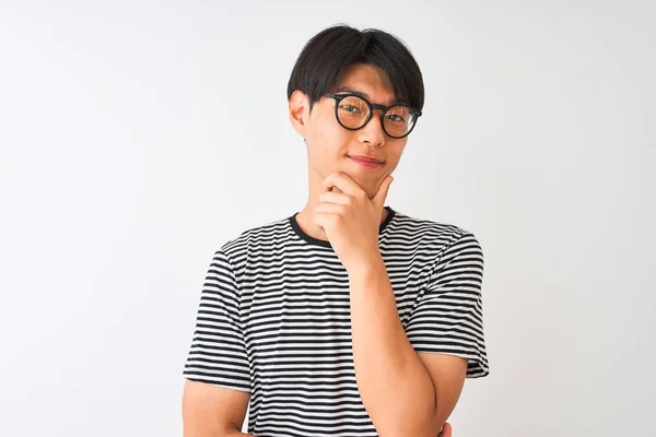 Homem Chinês Usando Óculos Camisa Listrada Marinha Sobre Fundo Branco — Fotografia de Stock