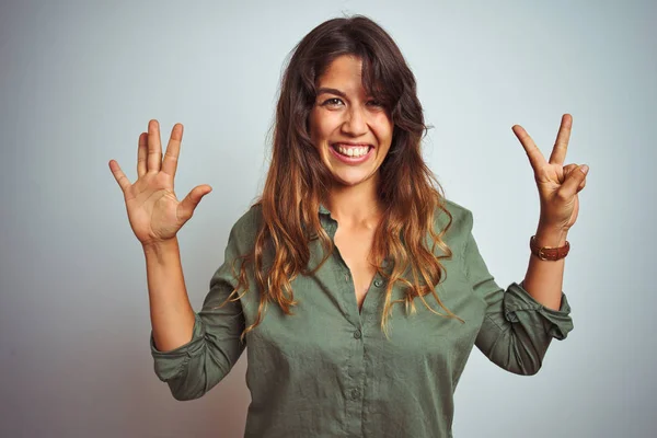 Jovem Mulher Bonita Vestindo Camisa Verde Sobre Fundo Isolado Cinza — Fotografia de Stock